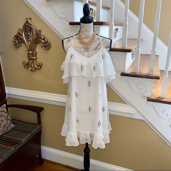 Willow & Clay Dresses & Skirts - Willow and Clay cold shoulder dress